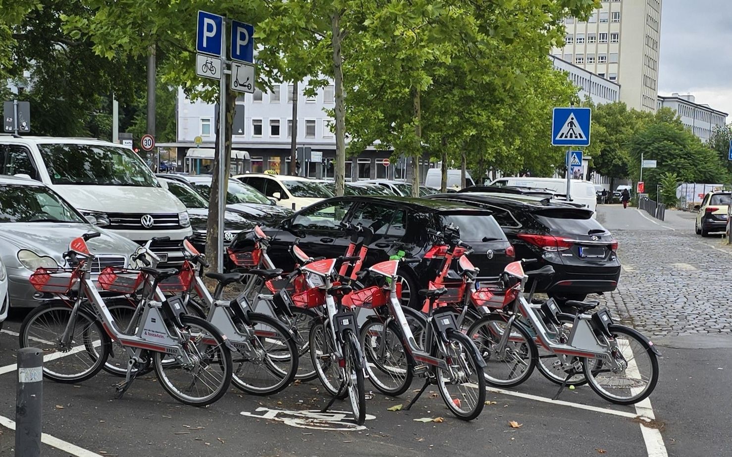 Gruppenfoto aller ZIV-Mitarbeitenden vor dem Werksverkauf von Riese & Müller beim Betriebsausflug 2025 in Darmstadt