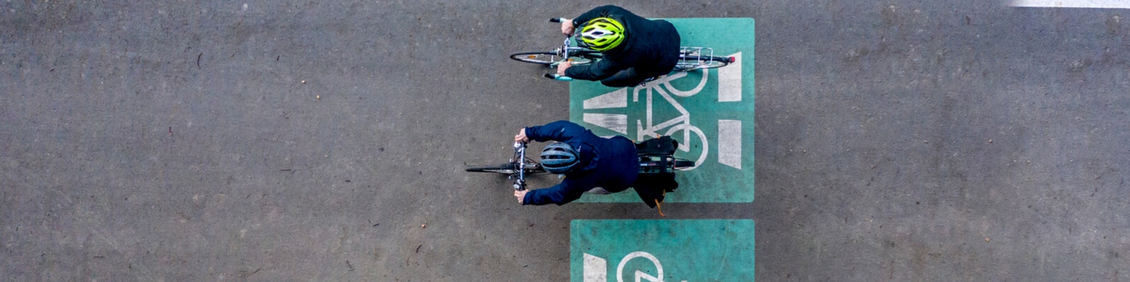 Zwei Personen fahren Fahrrad auf einem Radweg