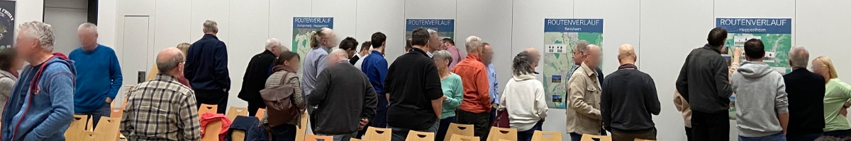 Menschenmenge die die Meilensteine für die Raddirektverbindung Zwingenberg–Heppenheim begutachtet